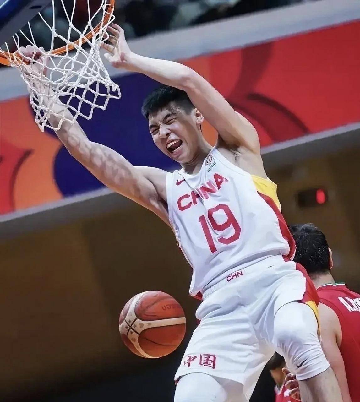 雷霆险胜新疆队,易建联关键制胜 雷霆险胜新疆队,易建联关键制胜