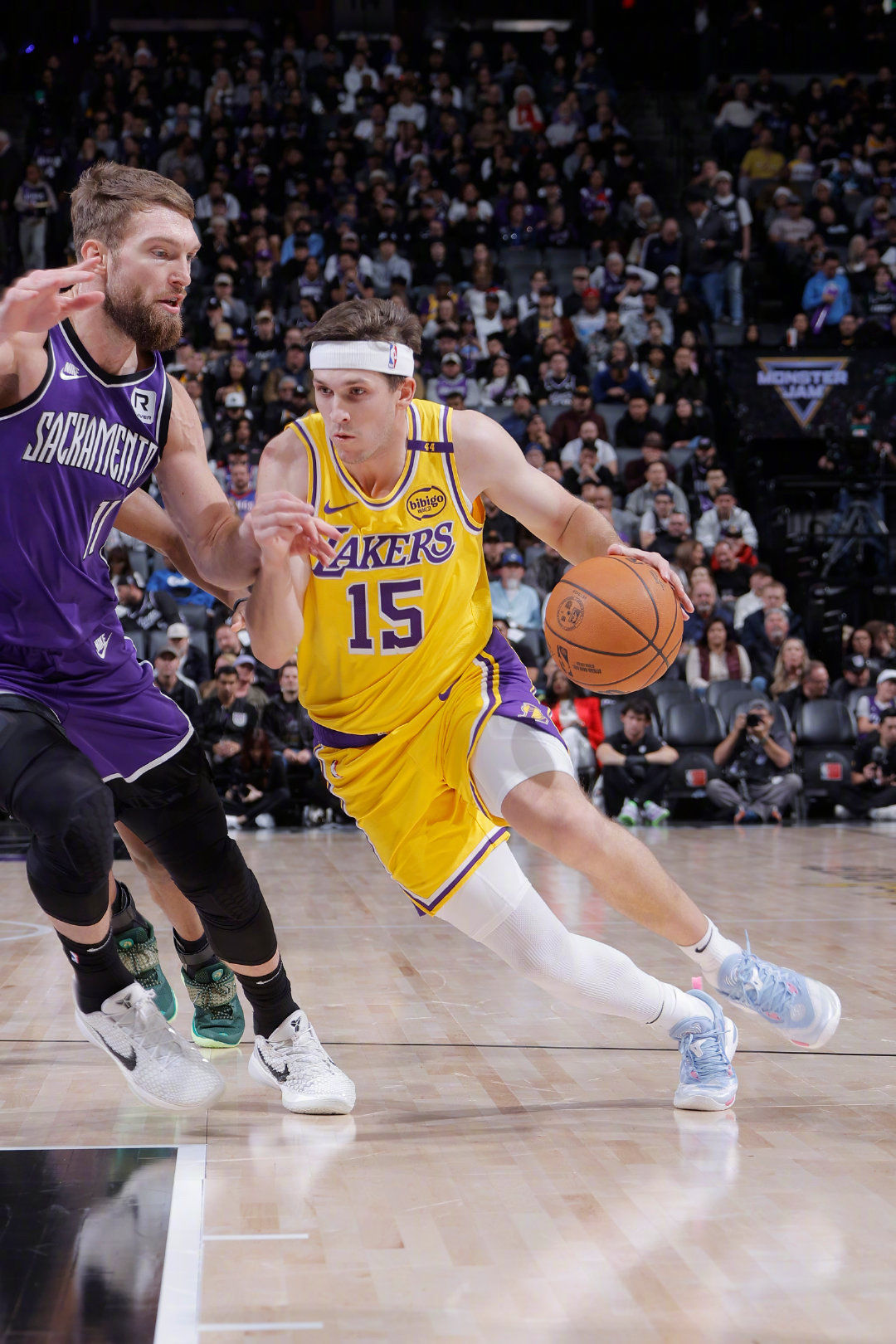 开云体育登录-公牛鏖战76人，浓眉哥高光表现