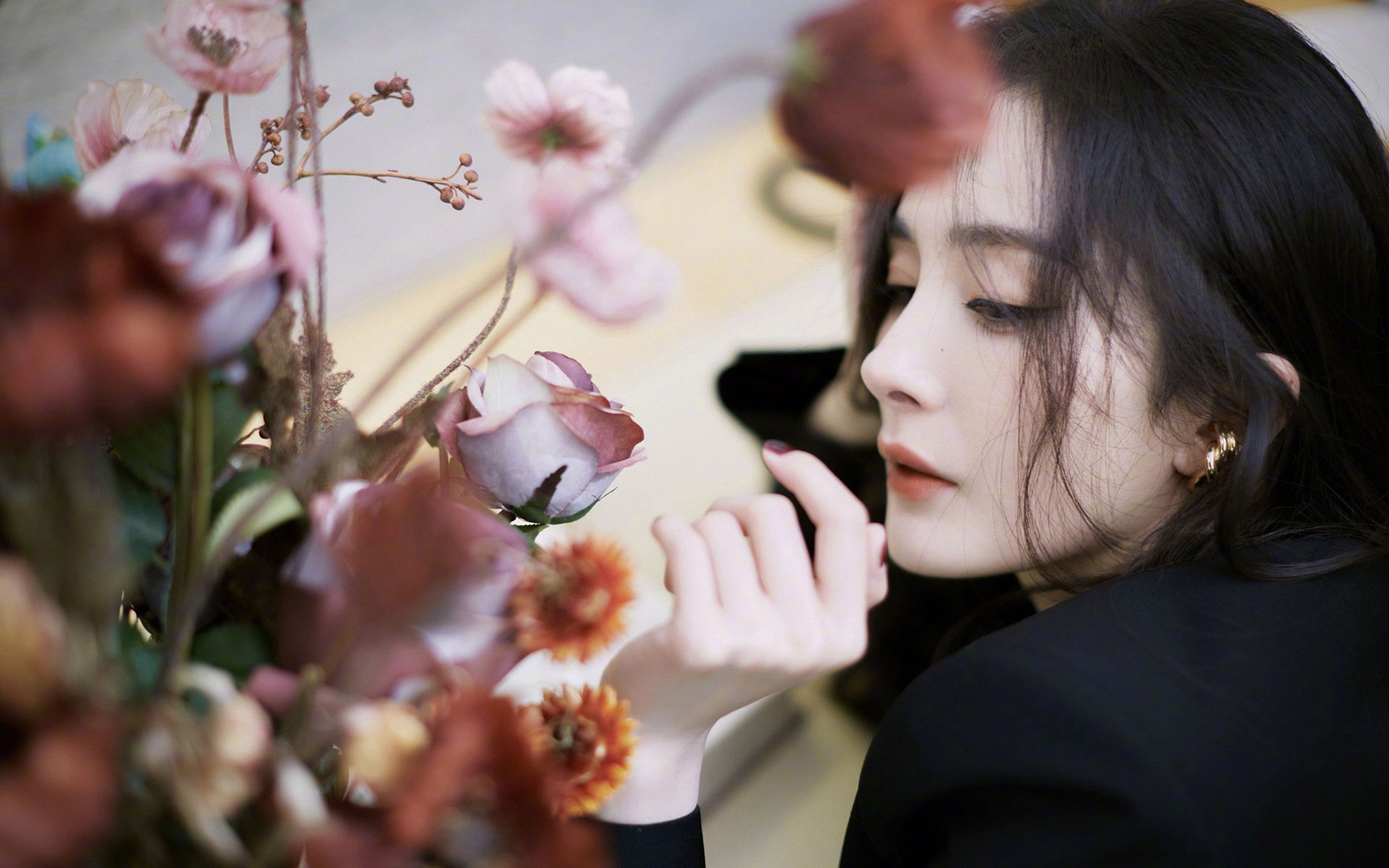 我们先从思维扩展开始,构思几个不同风格的标题,再选定一个进行深度创作