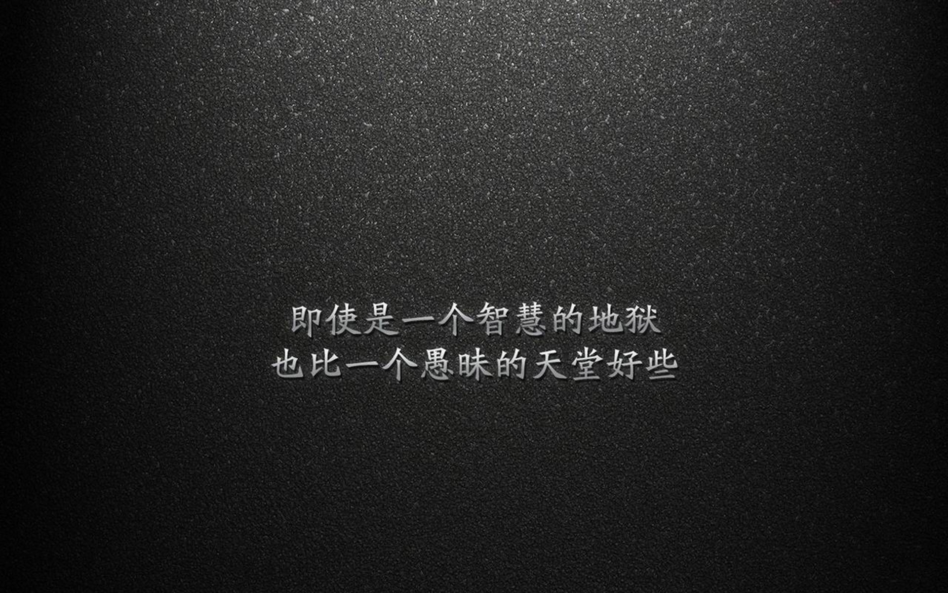 墨镜背后,那唯一没有高举的双手