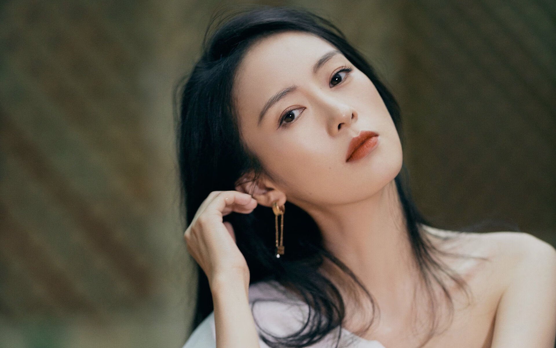 组合非常有意思，充满了戏剧性和反常识的张力。让我们打破常规的体育报道视角，从一个更宏大、更宿命感的角度来构思
